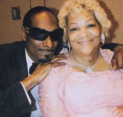 Calvin Cordozar Broadus wife and son Snoop Dogg.